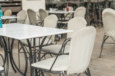 Boş masa ve sandalye 