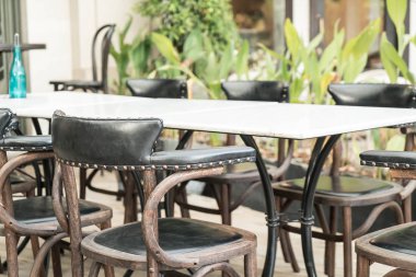 Boş masa ve sandalye 