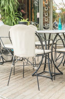 Boş masa ve sandalye 