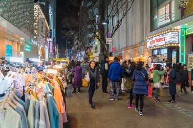 Seoul - 7 Mart: Seul Myeong-Dong Neon ışıkları 7 Mart 2016,