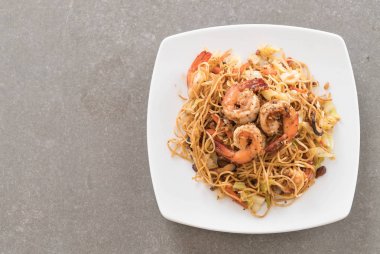 Karides ile kızarmış erişte