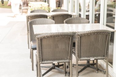 Boş masa ve sandalye 