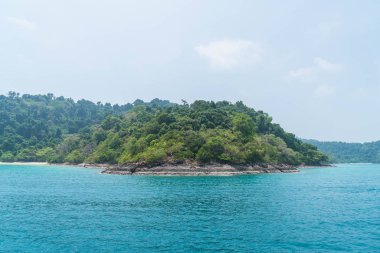 Denizden tropikal Adası'nın genel görünümü 