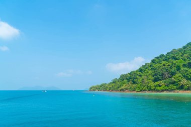Denizden tropikal Adası'nın genel görünümü 