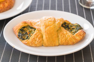 ıspanak kruvasan masada