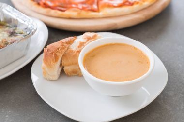 füme pizza ve pişmiş ıspanak ile Istakoz çorbası