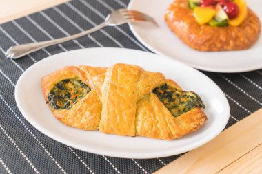 ıspanak kruvasan masada