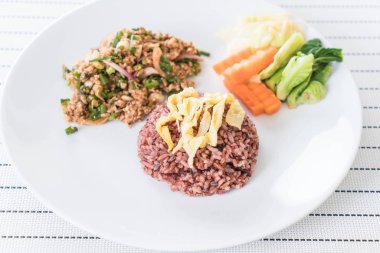 Baharatlı kıyılmış domuz berry pirinç salatası 