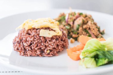 Baharatlı kıyılmış domuz berry pirinç salatası 