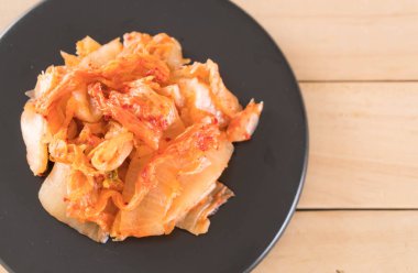 Ahşap arka planda kimçi - Kore yemeği