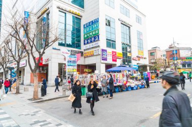 Seoul, Güney Kore - 8 Mar 2016: Hongdae alan, Hongik Marc üzerinde
