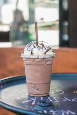 kahve dükkanında çikolata güler yüzlü