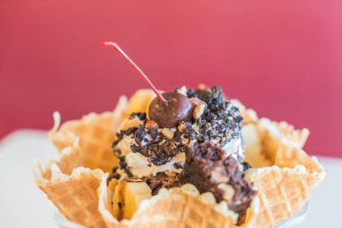 Bir yenilebilir gözleme kase dondurma 