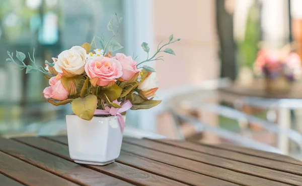 Букет троянда на столі — стокове фото
