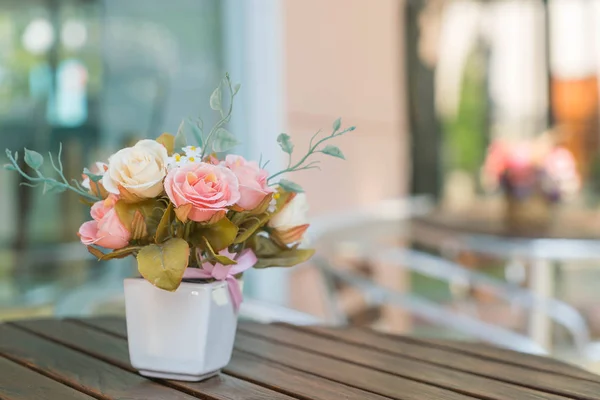 Букет троянда на столі — стокове фото