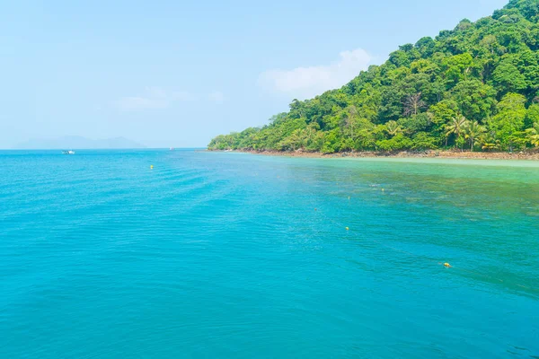 Vue générale de l'île tropicale depuis la mer — Photo