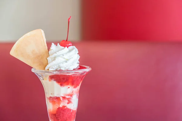 Strawberry sundae ice-cream in cafe — Stock Photo, Image
