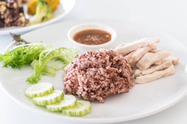 Pirinç berry ile haşlanmış tavuk