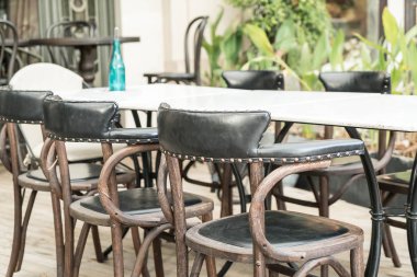 Boş masa ve sandalye 