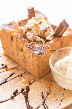 Bal tost karamelli dondurma ile