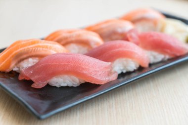 Suşi somon ve ton balığı