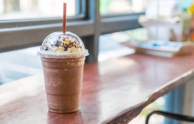 kahve dükkanında çikolata güler yüzlü