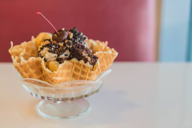 Bir yenilebilir gözleme kase dondurma 