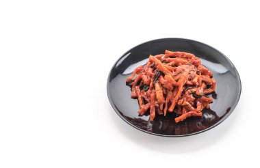 turp kimchi beyaz arka plan üzerinde