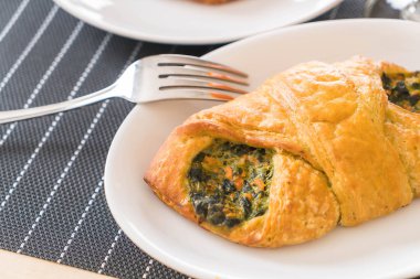 ıspanak kruvasan masada