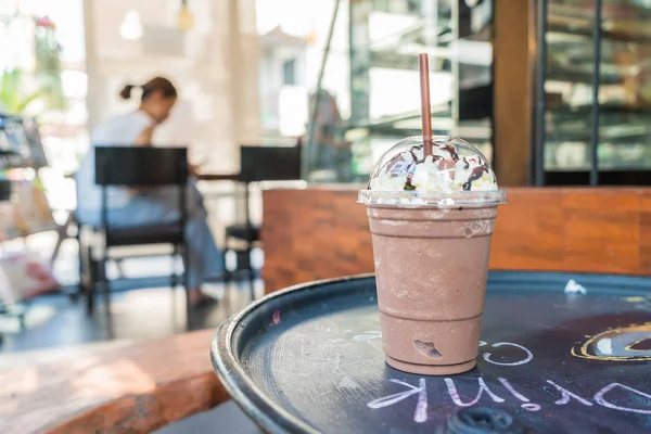 コーヒー ショップでチョコレートのスムージー — ストック写真