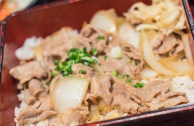 dilim domuz ile tepesinde pirinç