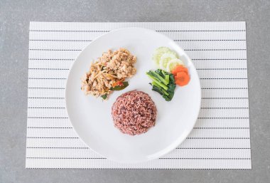 Kızarmış tavuk ile bitkisel sebze