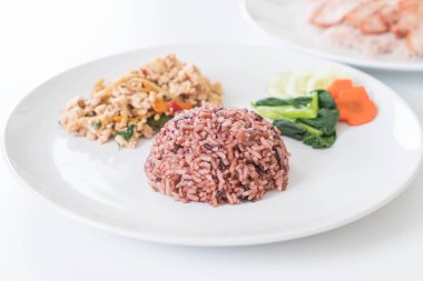 Kızarmış tavuk ile bitkisel sebze