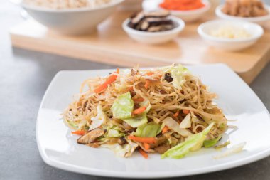 plaka üzerinde kızarmış noodle 