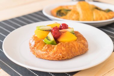 meyve karışık Danca