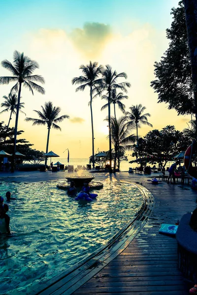 Belle piscine de luxe dans la station hôtelière avec silhouette u — Photo