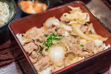 dilim domuz ile tepesinde pirinç