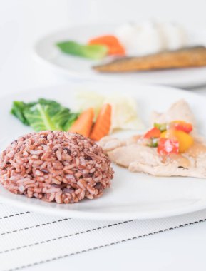 Kızartma tavuk tatlı biber ve berry pirinç 