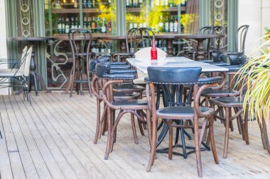 Boş masa ve sandalye 