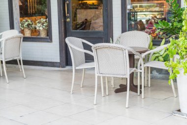 Boş masa ve sandalye 