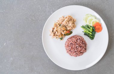 Kızarmış tavuk ile bitkisel sebze