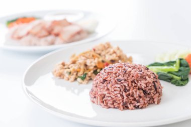 Kızarmış tavuk ile bitkisel sebze