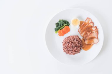 Mangalda kırmızı domuz eti berry pilav ile sos