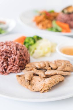 kızarmış tavuk berry pirinç ile sarımsak kara biber