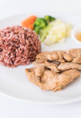 kızarmış tavuk berry pirinç ile sarımsak kara biber