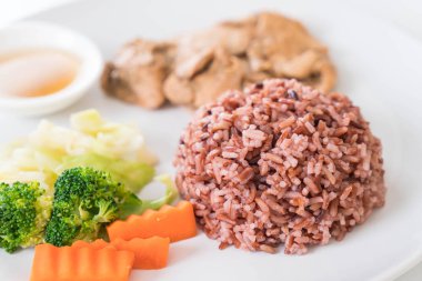 kızarmış tavuk berry pirinç ile sarımsak kara biber