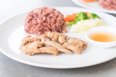 kızarmış tavuk berry pirinç ile sarımsak kara biber