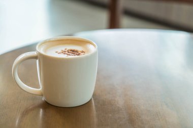 Kahve dükkanında kahve fincanı.