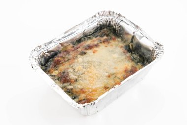 Beyaz arka plan üzerinde pişmiş ıspanak