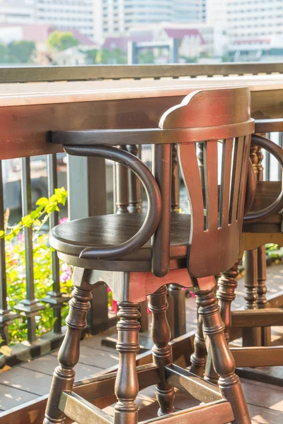 Mesa y silla vacías en la cafetería —  Fotos de Stock